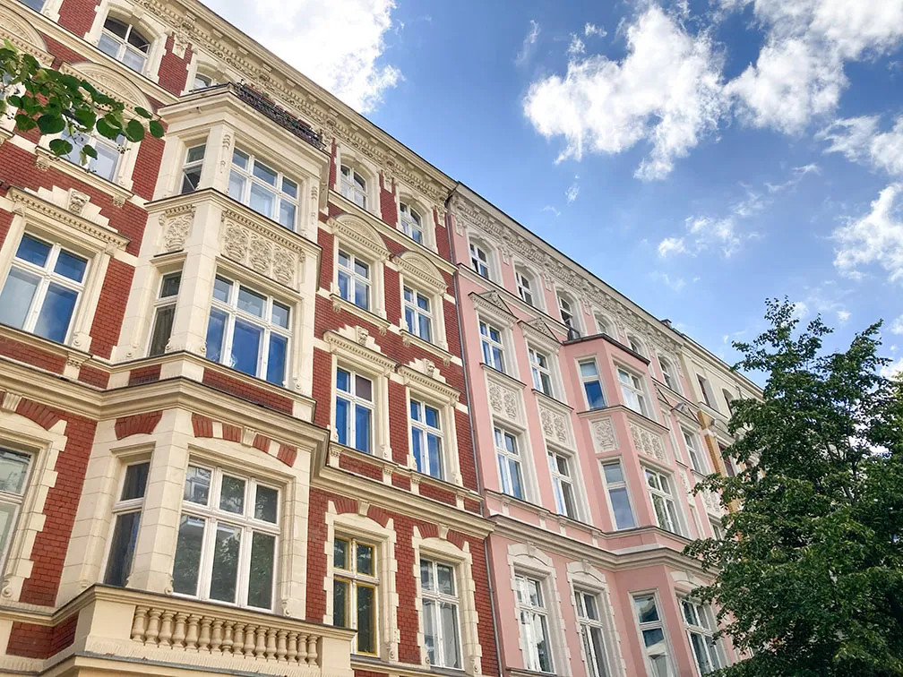 Fassaden älterer Wohngebäude in Altbauweise